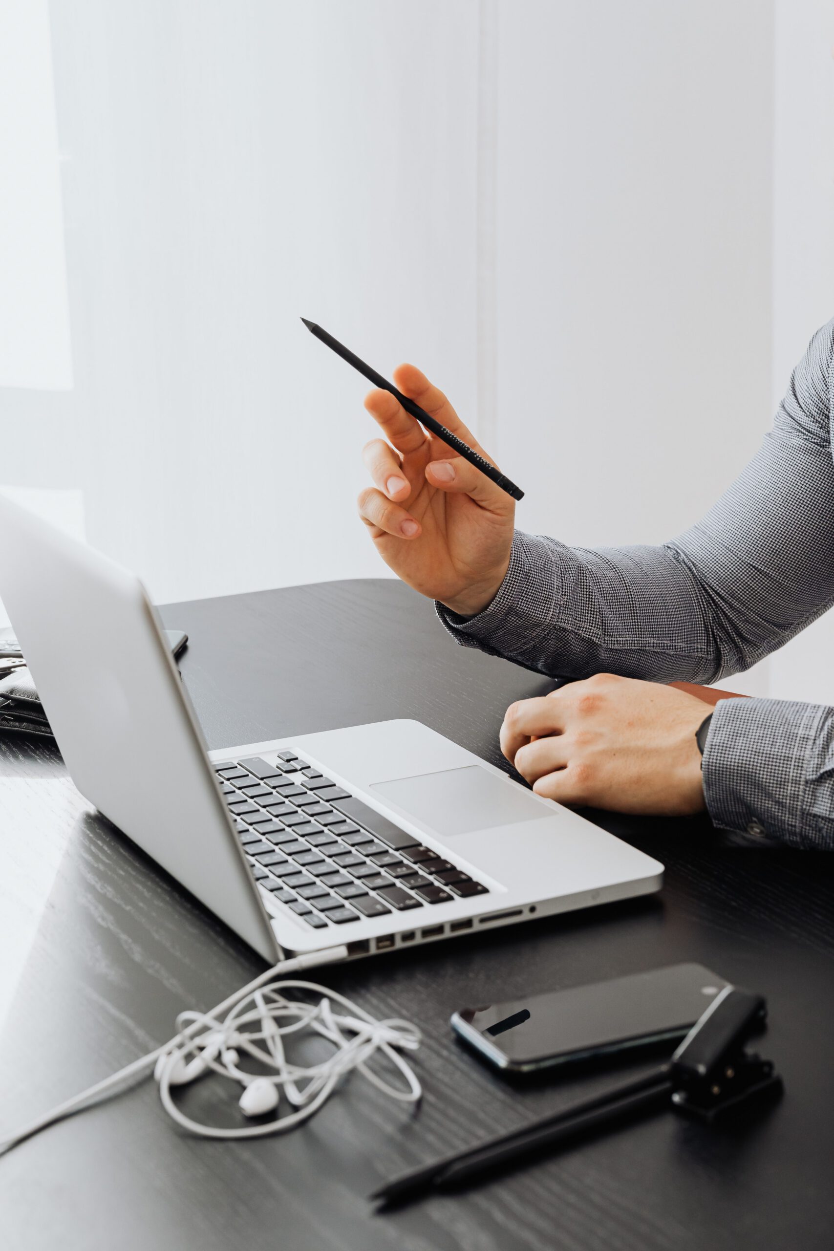 Laptopnál tanuló nő – AI-val készült illusztráció